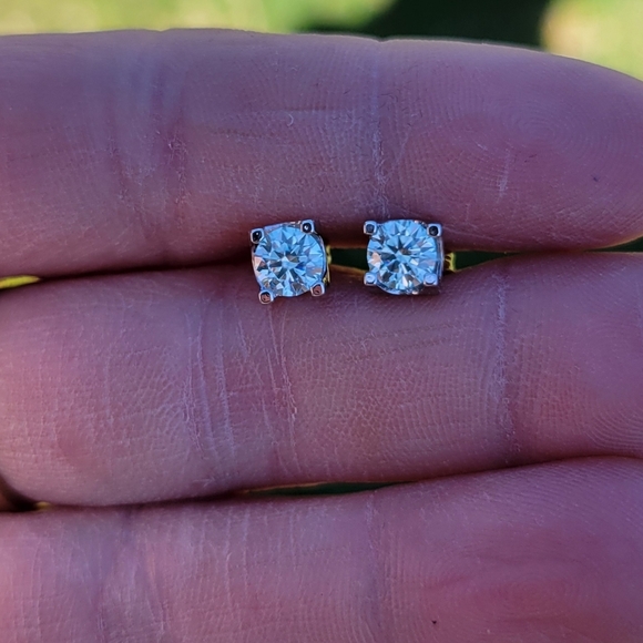 1 Carat Certified Green Moissanite Bullhead Stud Earrings NEW - Picture 6 of 10